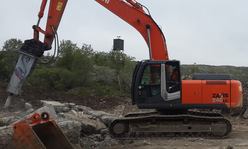 Гусеничный экскаватор Hitachi ZX240LC-3 с гидромолотом