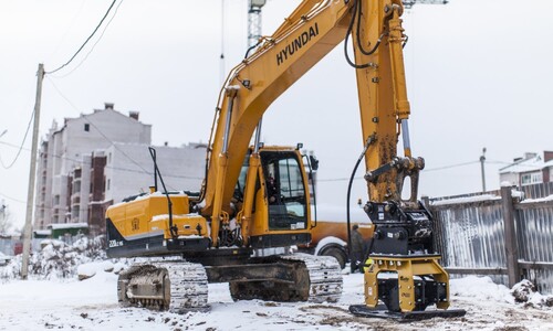 Гусеничный экскаватор Hyundai R220LC 9S с трамбовкой